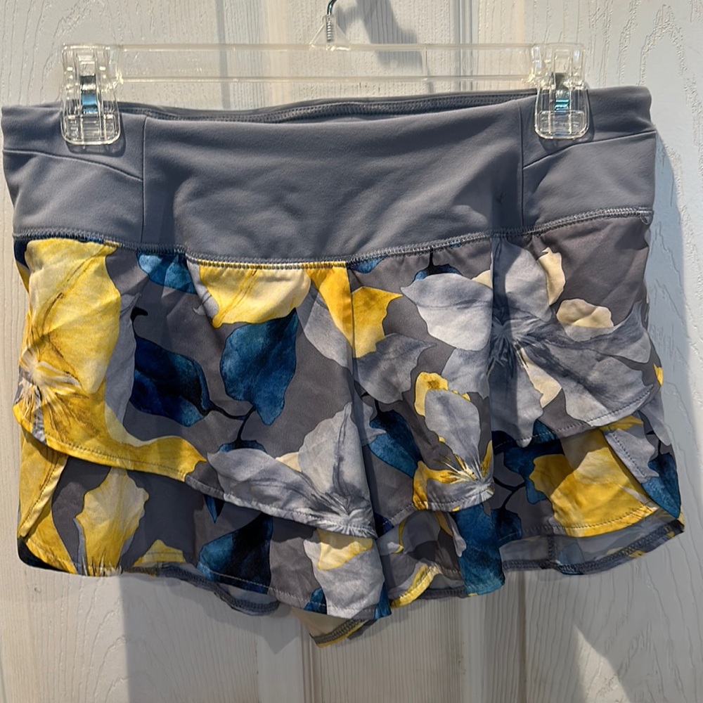 Calia By Carrie Underwood Blue Floral Anywhere Printed Petal Hem Shorts small